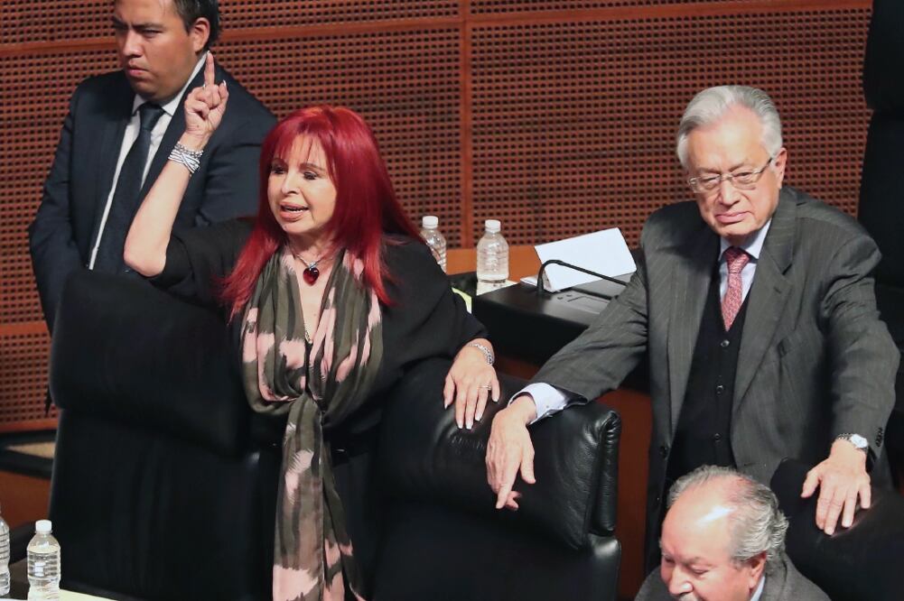 Layda Sansores lanzó críticas al secretario de Gobernación, Miguel Ángel Osorio Chong, y llamó “lambiscones” a sus defensores. Al final le dijo al funcionario que no fue “algo personal” (LUCÍA GODÍNEZ. EL UNIVERSAL)