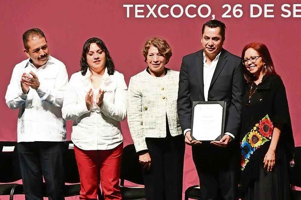 La gobernadora Delfina Gómez se reunió con profesores en el Centro Cultural Bicentenario de Texcoco, luego presentó el Proyecto de Renovación Tecnológica en la Telesecundaria Ignacio Manuel Altamirano. Foto: Especial