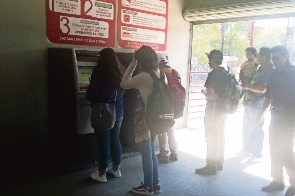 Apoyo. Usuarios del transporte deben pedir ayuda a los que sí tienen tarjeta para poder acceder (JUAN M. BARRERA. EL UNIVERSAL)