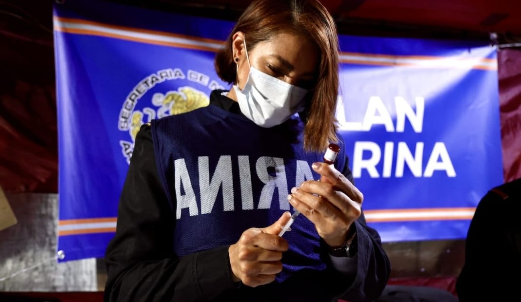 Vacunan contra el sarampión en Iztapalapa; instalan módulos nocturnos en central de abasto. Foto: Valente Rosas