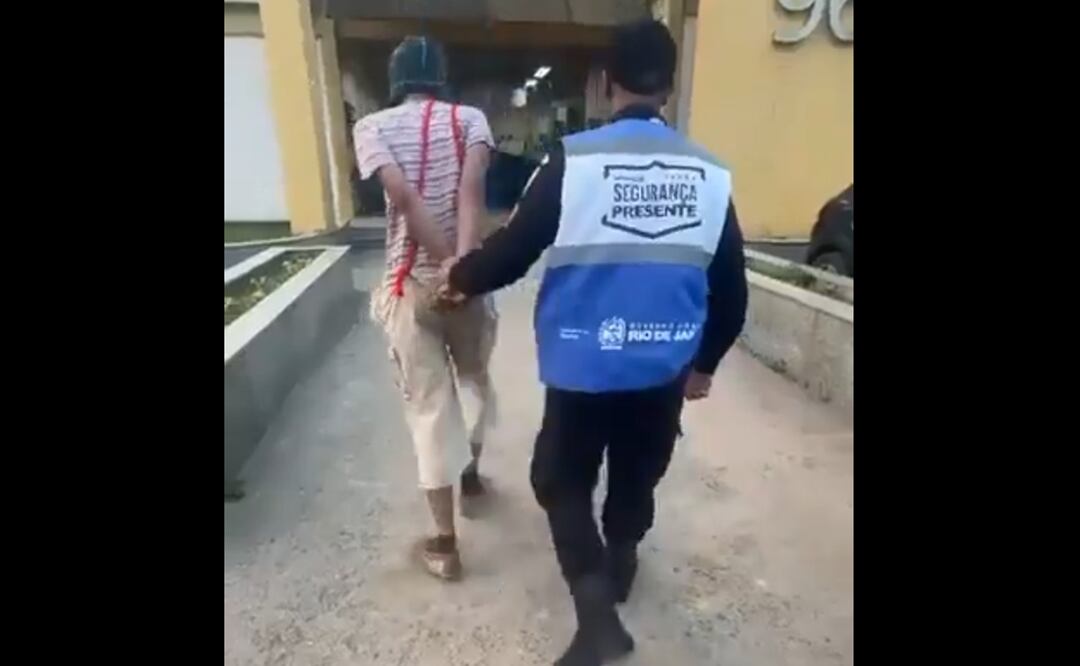 En la escena, que circula en internet, se ve a un oficial de la Policía conduciendo al detenido a la comisaría. Imagen: Captura tomada de video.