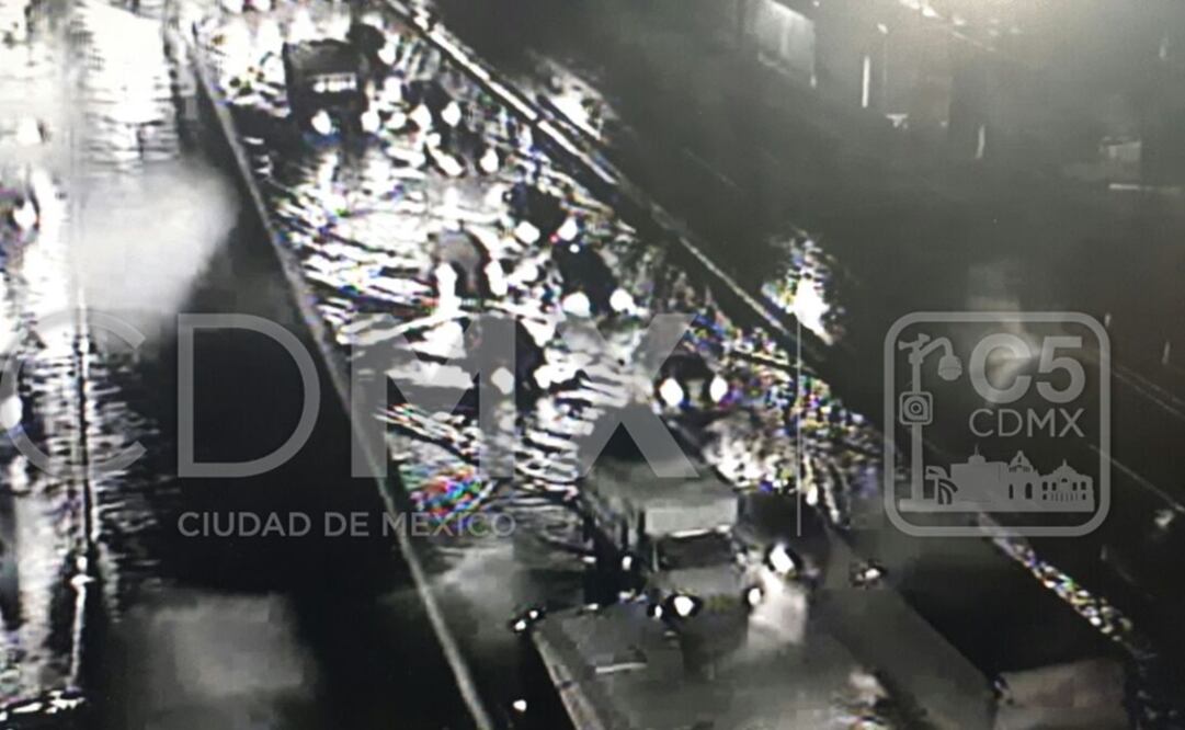 Encharcamiento en la carretera México-Toluca. (Foto: Twitter @ciudad_segura)