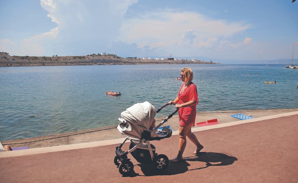 Una mujer pasea con una carriola en la isla de Krk, Croacia. Foto: Jaap Arriens/ AFP