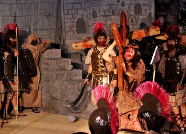 Internos de penales federales realizan Viacrucis y procesión del silencio