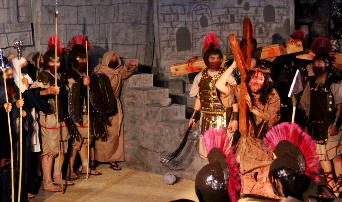 Presos de diez Centros Federales de Readaptación Social representaron el Viacrucis y la procesión del silencio durante el periodo de Semana Santa. Foto: especial