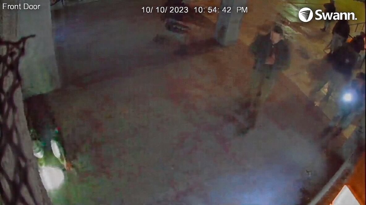 En el video de las cámaras de seguridad del albergue se observa cuando agentes federales intentaban ingresar al lugar. Foto: Tomada de video