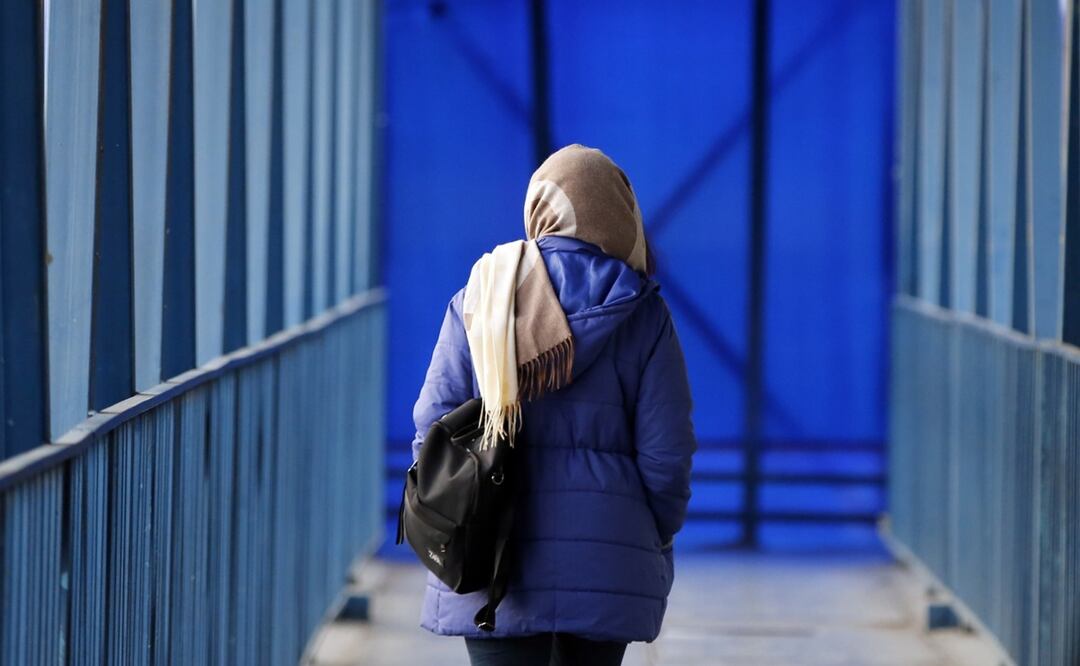 Una mujer iraní camina por un puente peatonal en Teherán, Irán. Foto: Ilustrativa. EFE
