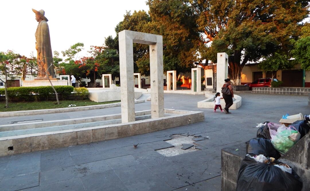 En Cuautla, la Plaza Revolución del Sur tiene una corona de flores seca, daños estructurales y la basura se desborda en los alrededores. Foto: Tony Rivera / EL UNIVERSAL