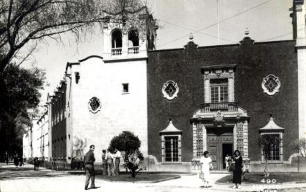 La torre del logo del metro Normal que un temblor fracturó