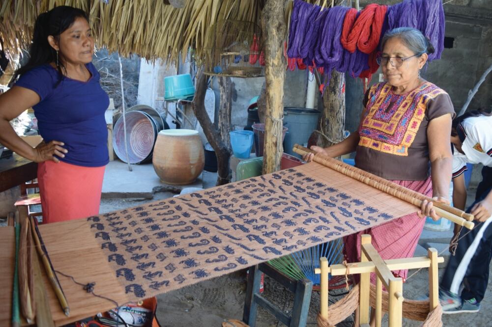 Las mujeres son expertas en utilizar las ocho varas que atraviesan los cientos de hilos (FOTOS: ROSELIA CHACA)