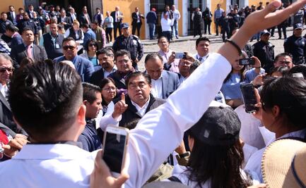 Barbosa recibe a estudiantes que participaron en mega marcha para exigir seguridad