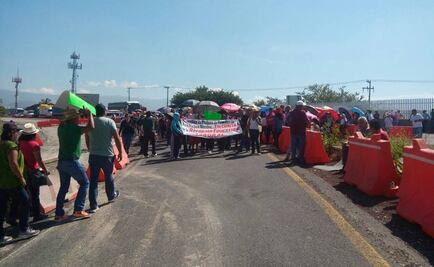 Maestros bloquean la autopista México-Acapulco
