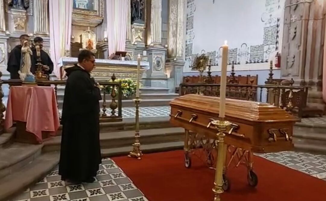 Velan al padre Javier García en el templo de San Agustín, en Salamanca. Foto: Xóchitl Álvarez