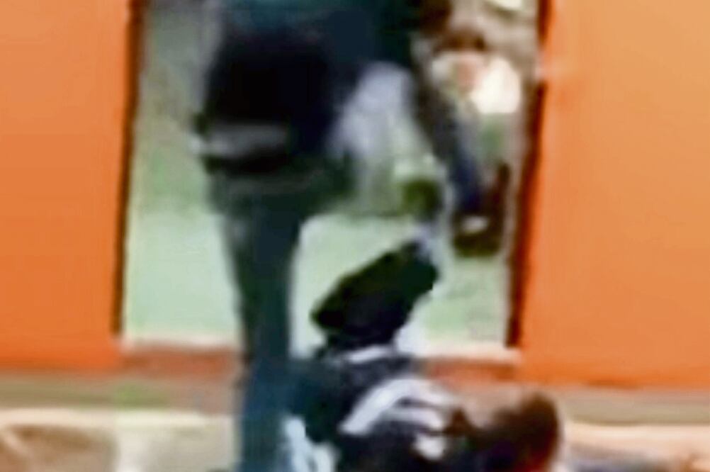 En uno de los videos, unos jóvenes atacan a un policías en la estación de Metro Tepito. A uno de los oficiales le patean la cara (ARCHIVO EL UNIVERSAL)