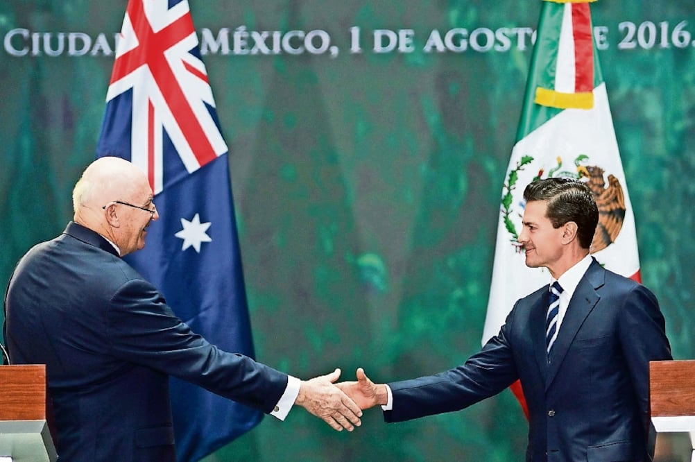 El gobernador general de Australia, Peter Cosgrove (izq), fue recibido por el presidente Enrique Peña Nieto en Palacio Nacional (PRESIDENCIA)