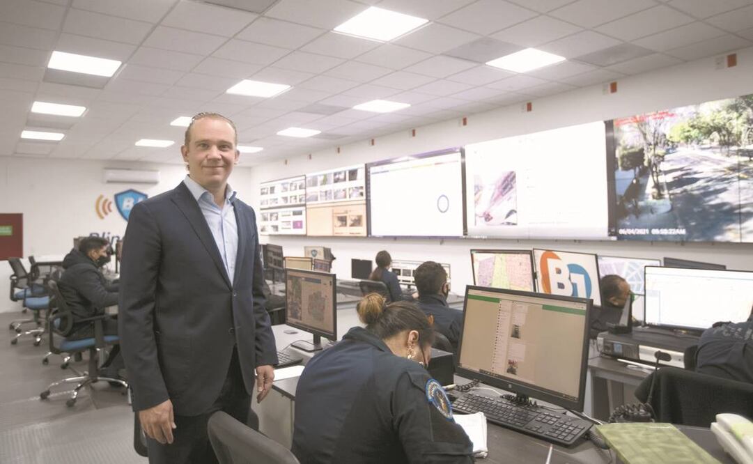 El C2 de la demarcación cuenta con cuatro grandes pantallas de vigilancia y más de 20 computadoras, detalló el alcalde en un recorrido. Foto: Germán Espinosa/ El Universal.