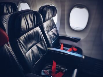 ¿Es de mal gusto reclinar el asiento durante un vuelo?