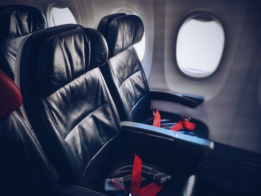 ¿Es de mala educación reclinar tu asiento? Conoce algunas reglas de etiqueta a bordo del avión. Foto: Kaysha. Unsplash