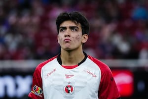 Abuchean a Gilberto Mora en el Estadio Akron, durante la goleada de Chivas 
