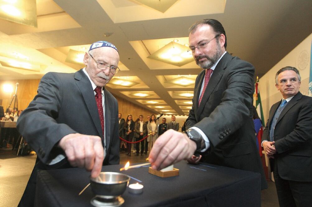 El titular de la SRE, Luis Videgaray, encabezó la inauguración de la exposición fotográfica El Estado de engaño: el poder de la propaganda nazi, en ocasión del Día Internacional de Conmemoración Anual en Memoria de las Víctimas del Holocausto (NOTIMEX)