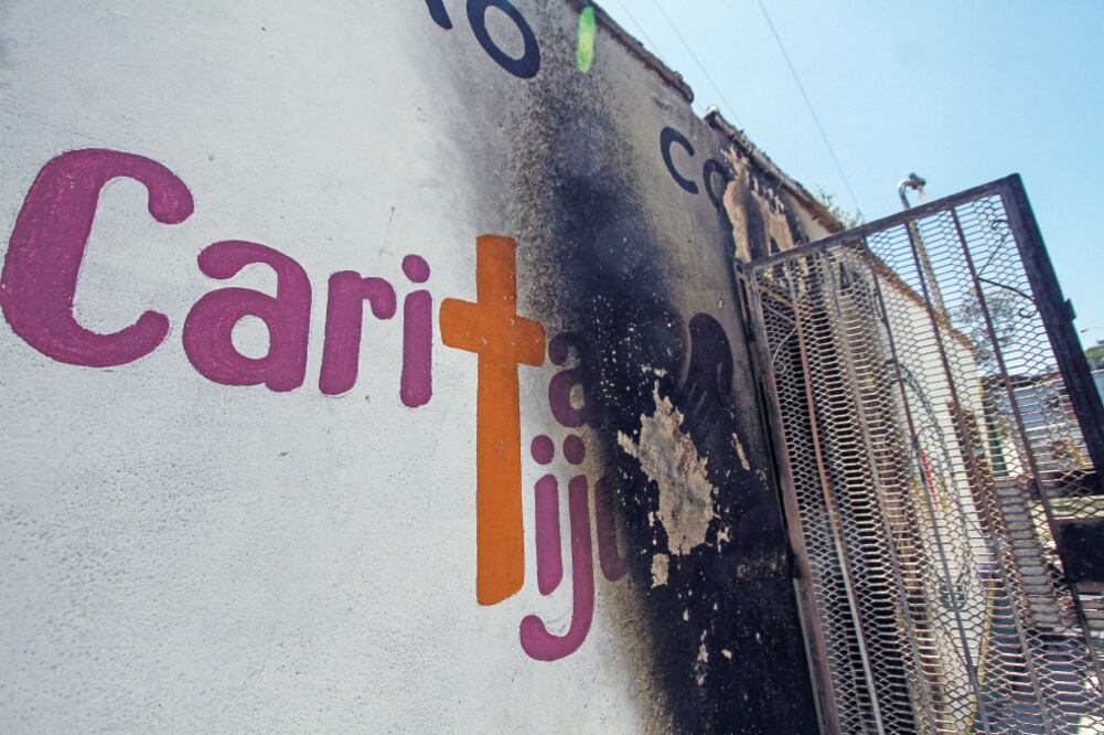 En la entrada del albergue los agresores colocaron un colchón y le prendieron fuego; pretendían incendiar el inmueble con todo y ocupantes, acusan (JOEBETH TERRÍQUEZ. EL UNIVERSAL)