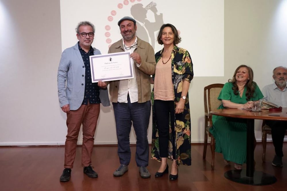 Los autores del libro son los profesores Yanko González (a la izquierda) y Pedro Araya (a la derecha). Trabajan en la Universidad Austral de Chile y han venido investigando sobre el rol de la errata en la tradición escrita occidental./ UACH