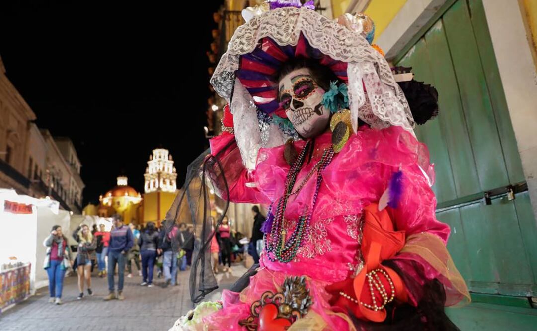 En el último fin de semana del Cervantino 2017, una catrina se pasea por las calles de Guanajuato.