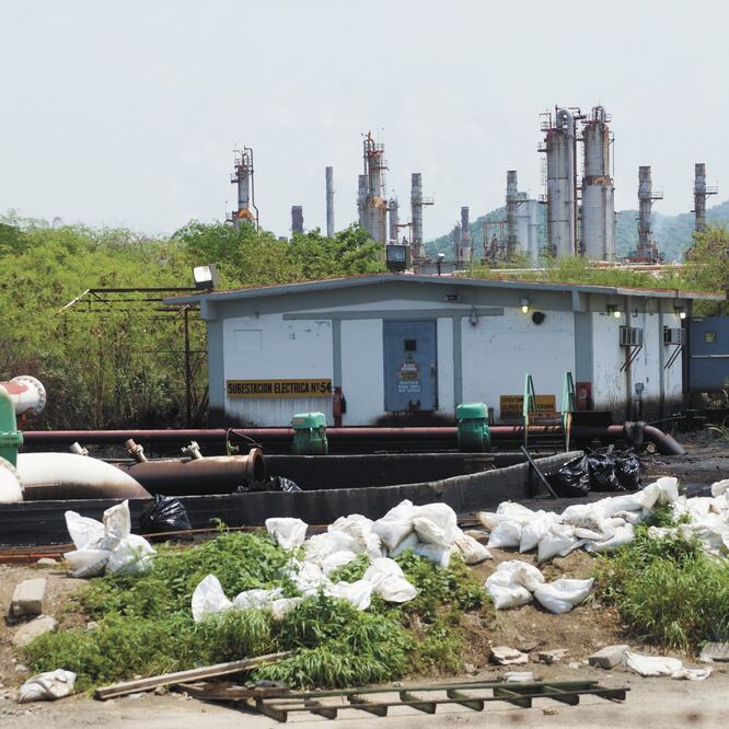 El incendio en la refinería Ing. Antonio Dovalí Jaime provocó la quema de unos 500 mil barriles de crudo, lo que representó una pérdida de más de 3 mil millones de pesos. Foto: ARCHIVO EL UNIVERSAL