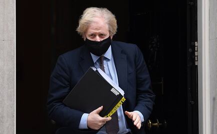"Es segura y funciona extremadamente bien": Boris Johnson defiende uso de vacuna de AstraZeneca