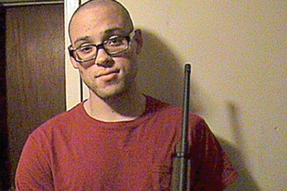 Chris Harper Mercer, con un rifle, en una foto tomada de su cuenta en Myspace (ESPECIAL)