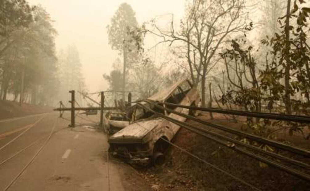 Bomberos enfrentan “vientos del diablo” que avivan incendios en California