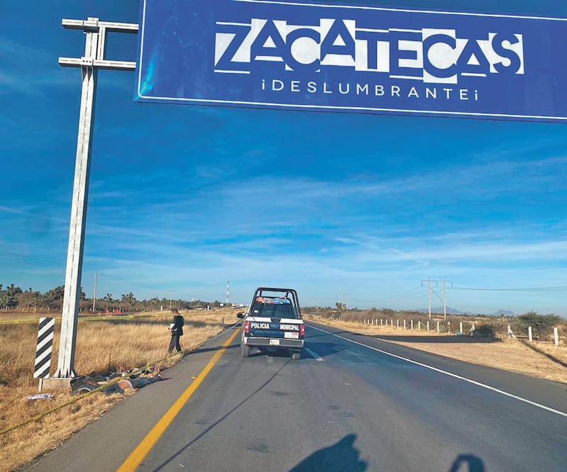 El hallazgo de los cuerpos se reportó en el km 122+600 del entronque Salinas, San Luis Potosí-Pánfilo Natera, Zacatecas, a un costado del letrero que da la bienvenida al estado. Foto: ESPECIAL