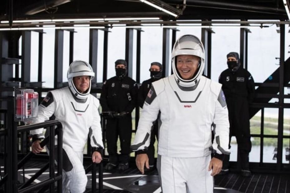 Conoce al mexicano que diseñó los trajes para los astronautas del Crew Dragon