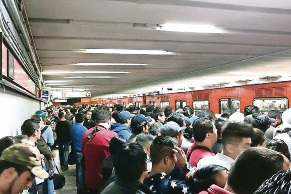 El paro de 71 trabajadores del STC, de los cuales el Metro pudo cubrir a 64, dejó siete turnos faltantes. Esto afectó a más de 25 mil usuarios, quienes esperaron hasta una hora para poder desplazarse (ESPECIAL)