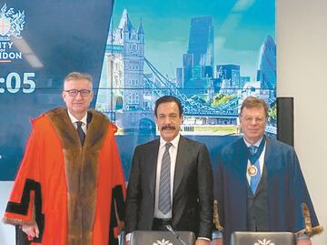 Londres galardona a Omar Fayad