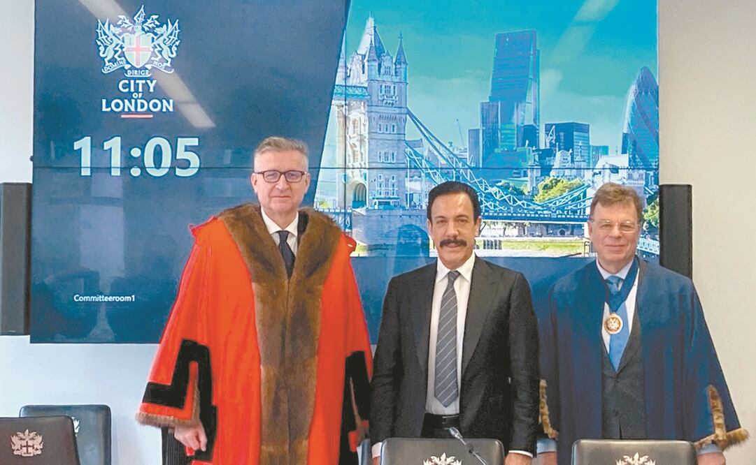 El gobernador de Hidalgo, Omar Fayad (centro), obtuvo el Freedom of The City of London. Foto: ESPECIAL