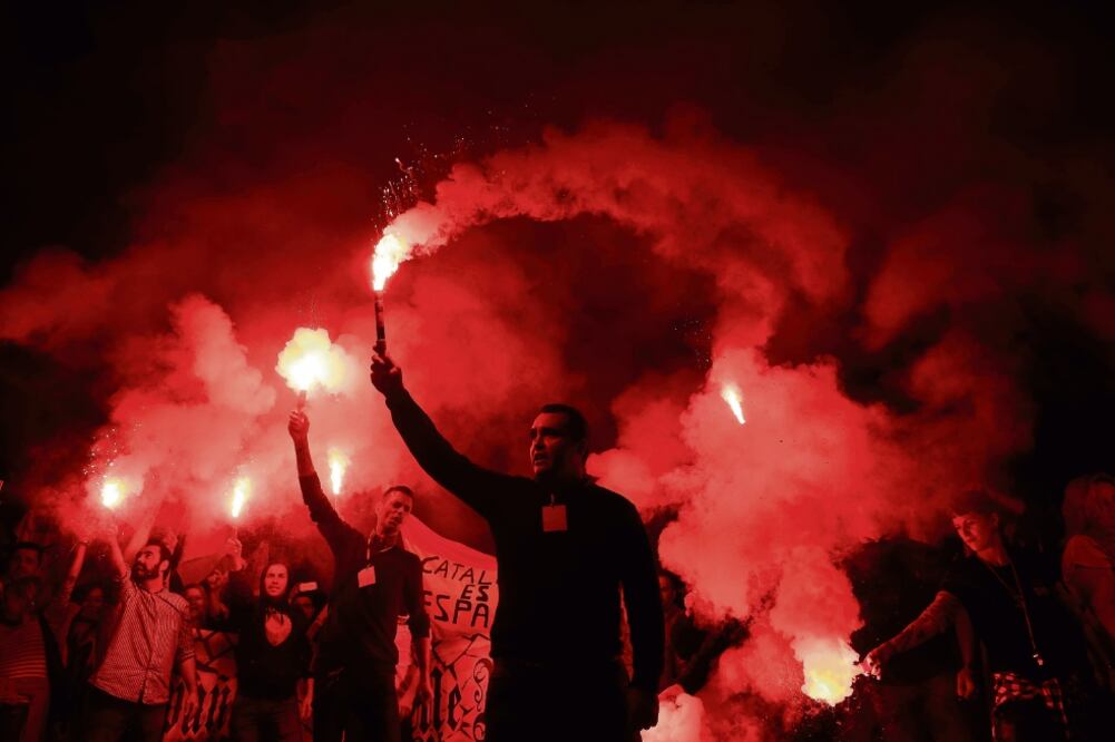 Catalanes protestaron ayer en Barcelona contra la prohibición del referéndum independentista que la región quiere realizar el próximo 1 de octubre, pero que el gobierno califica de ilegal. (SUSANA VERA. REUTERS)