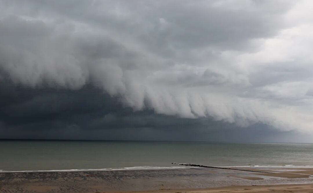 El frente frío 32 junto con la tormenta invernal entrara por Baja California. Foto: Especial