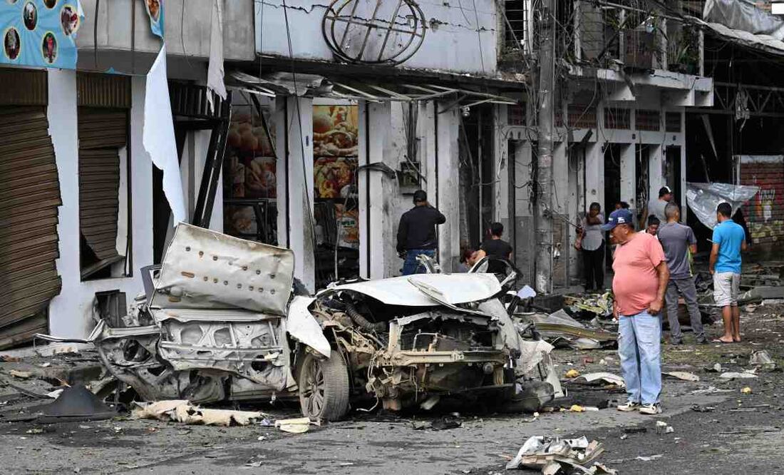 Un hombre observa los restos de un automóvil que explotó frente a la Alcaldía de Corinto, departamento del Cauca, Colombia, el 10 de junio de 2025. Foto: AFP