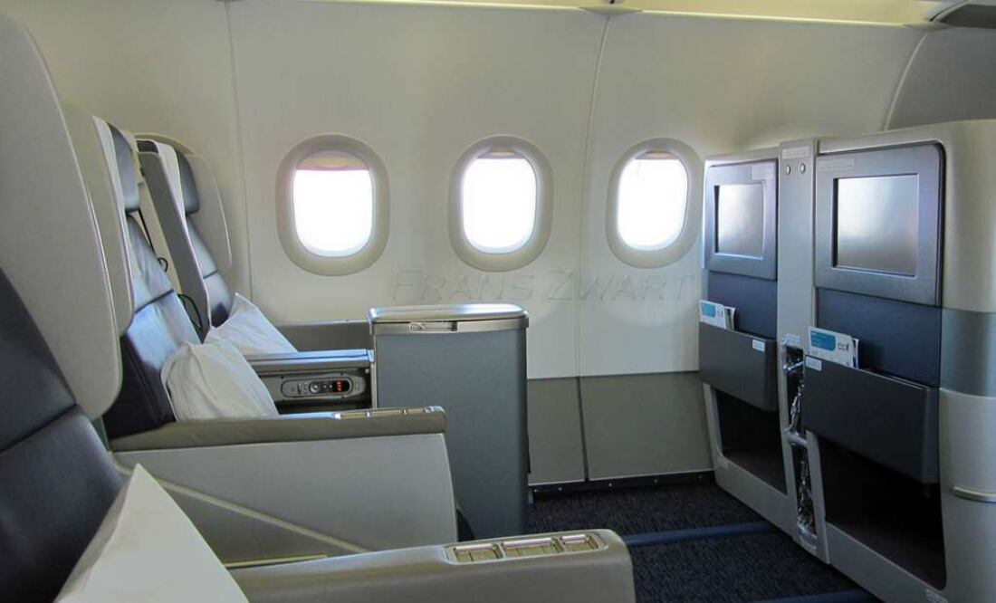 Las mesas plegables y los cinturones de seguridad son las superficies más sucias del avión. (Foto: Frans Zwart)