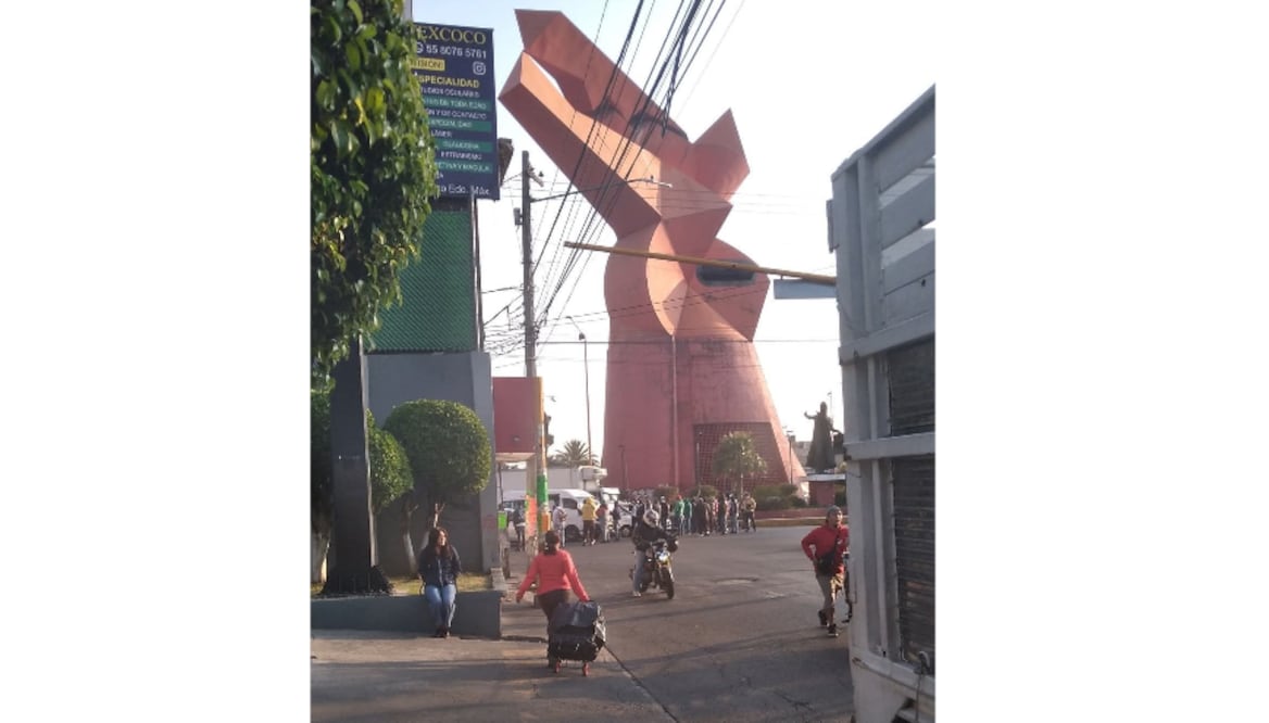 Mototaxistas de Nezahualcóyotl, Edomex, realizan un bloqueo para denunciar extorsiones provenientes del Penal Neza Bordo. (Foto: especial)