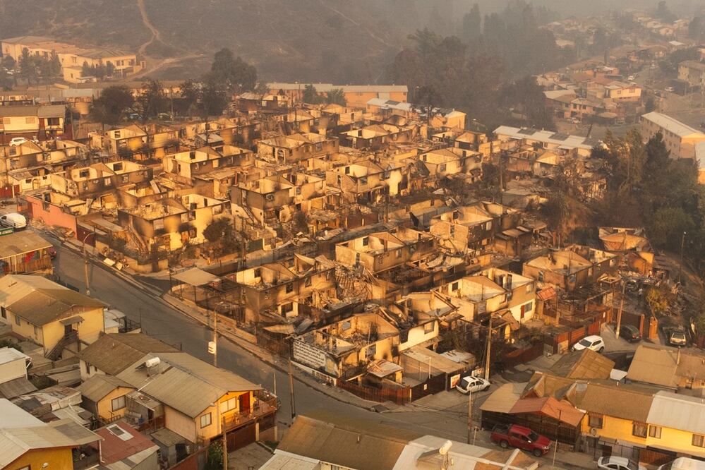 Fotografía aérea que muestra las viviendas afectadas por incendios forestales que afectan la zona de El Olivar, Viña del Mar, Región de Valparaiso. Foto: EFE