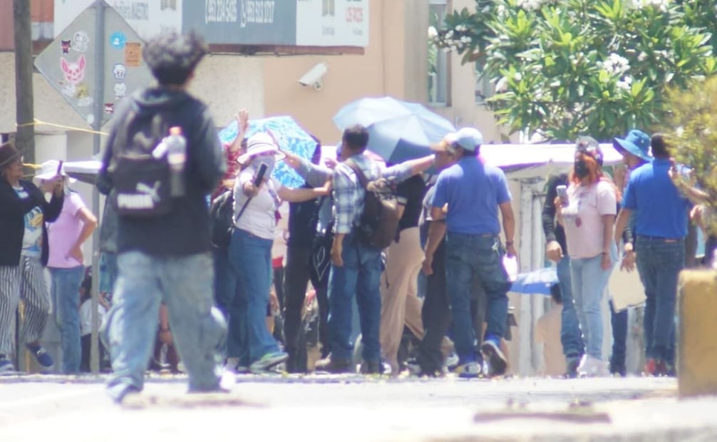 Trabajadores de la Sección 22 del SNTE agreden por segunda ocasión al fotoperiodista Adrián Gaytán; presentará denuncia ante la FGR.
Foto: Edwin Hernández