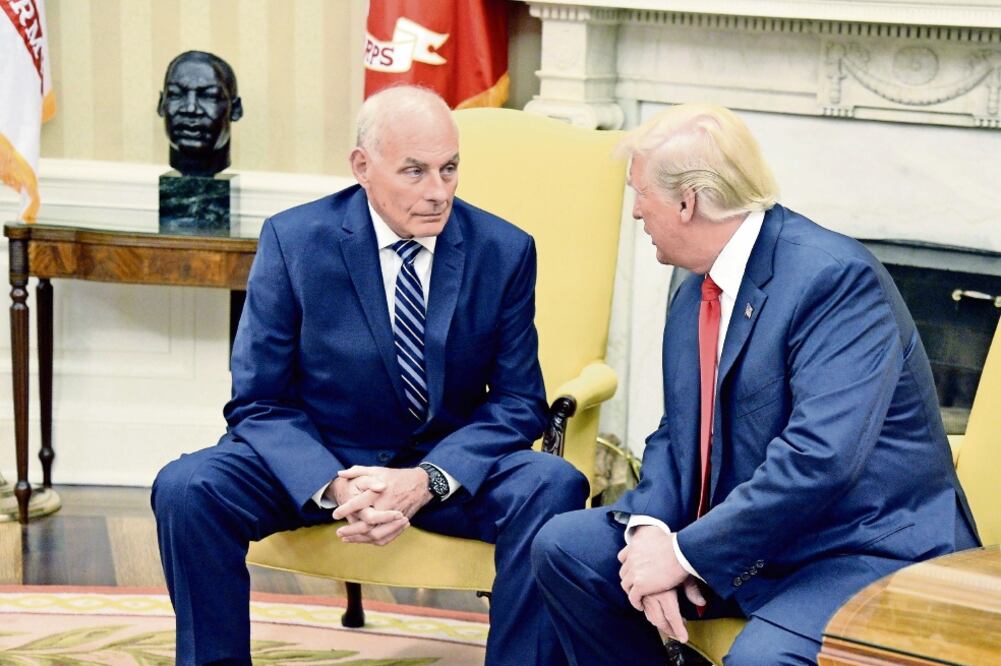 El presidente de Estados Unidos, Donald Trump (der.), se reunió ayer con su nuevo jefe de Gabinete, John Kelly (izq.), en el Despacho Oval de la Casa Blanca, en Washington (MIKE THEILER. EFE)