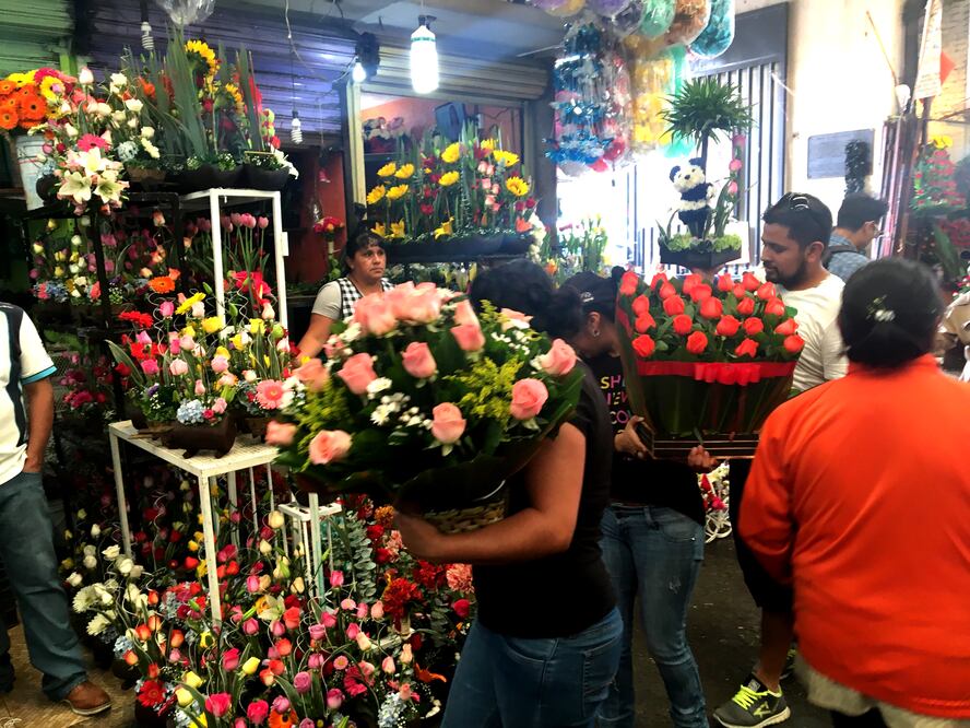 Para este 10 de mayo la oferta para regalar flores a mamá es muy variada en precios y estilos (Foto: Eduardo Hernández / EL UNIVERSAL)