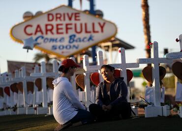 Sobrevivir a masacre de Las Vegas dependió de la suerte y los buenos samaritanos