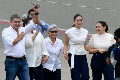 Juan Orlando Hernández vuelve a Honduras tras indulto de Trump; enfrentará acusaciones de fraude y lavado de dinero