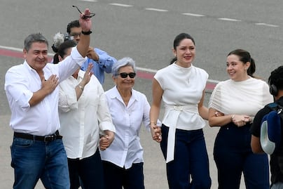 Juan Orlando Hernández vuelve a Honduras tras indulto de Trump; enfrentará acusaciones de fraude y lavado de dinero