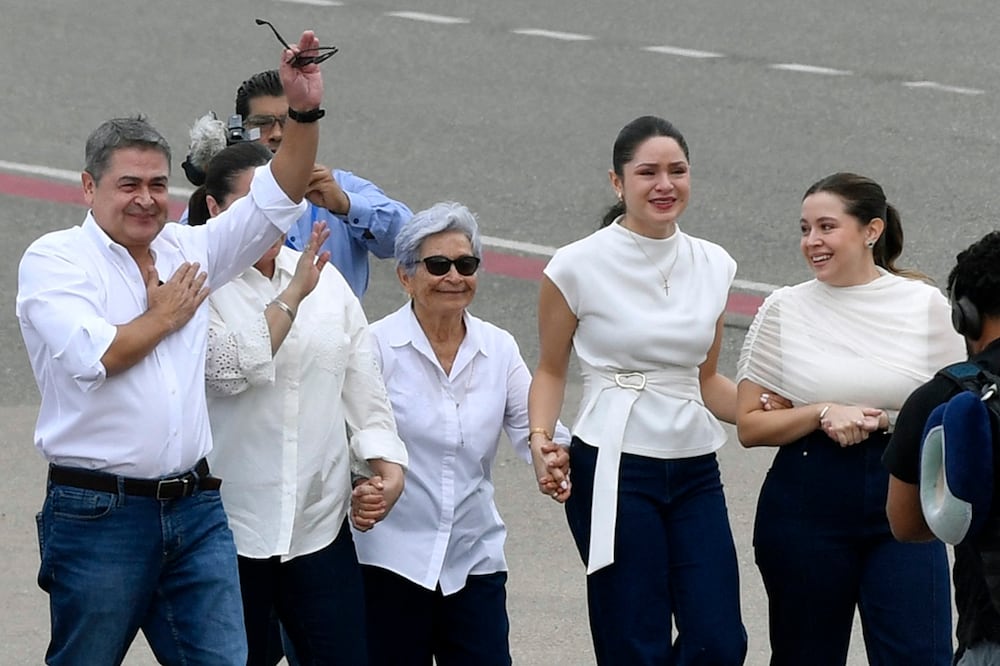 El expresidente hondureño Juan Orlando Hernandez agradece a sus simpatizantes, a su llegada al Aeropuerto Internacional Palmerola, al norte de Tegucigalpa. FOTO: ORLANDO SIERRA. AFP