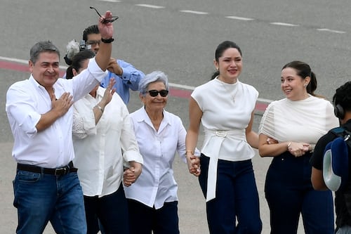 Juan Orlando Hernández vuelve a Honduras tras indulto de Trump; enfrentará acusaciones de fraude y lavado de dinero